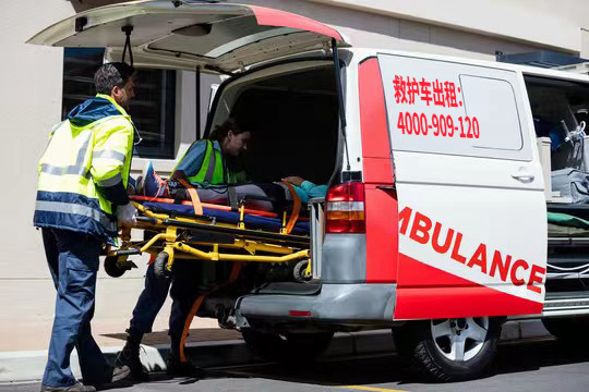 护理家属转院必看：选用长宁急救车租赁预约公司的攻略