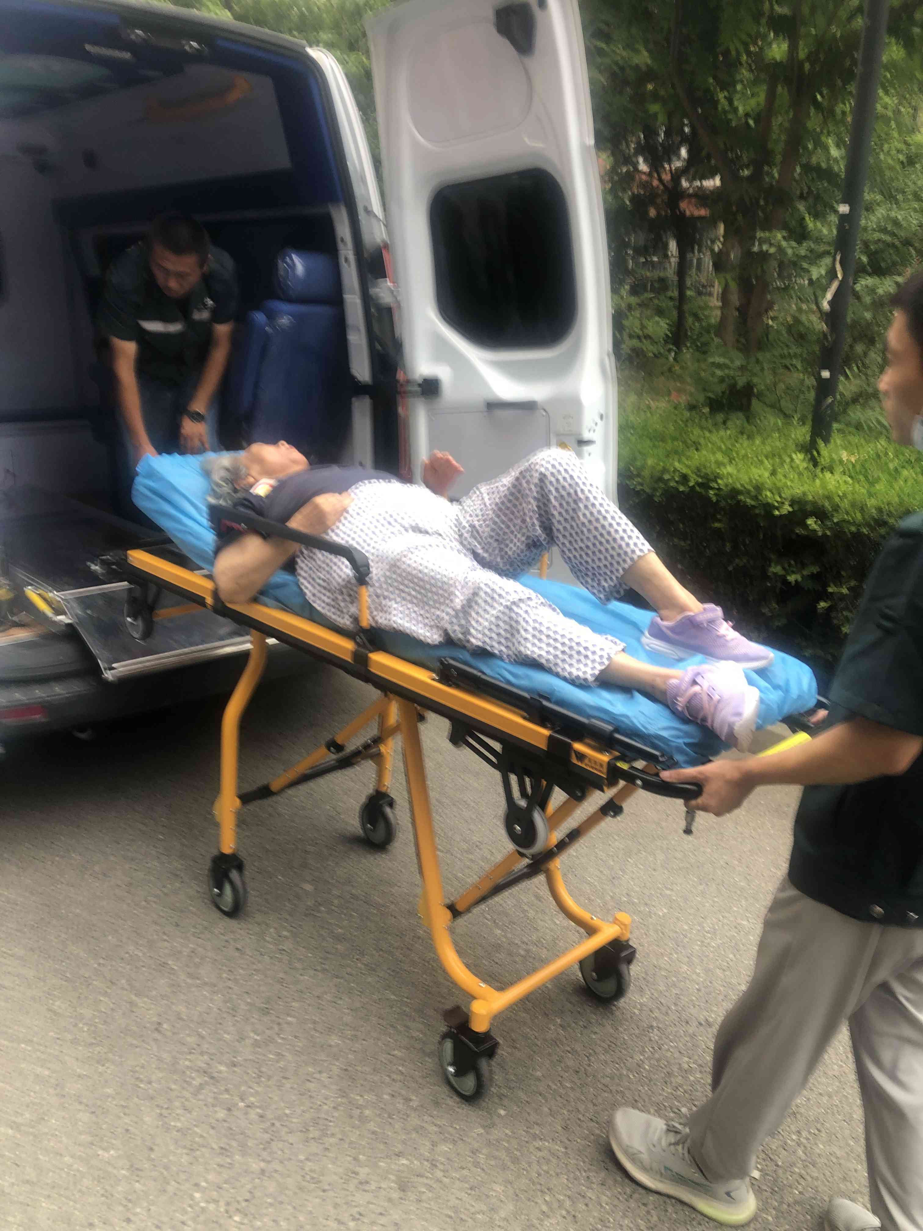 难以约到救护车？上海市转运电话让您无忧转院